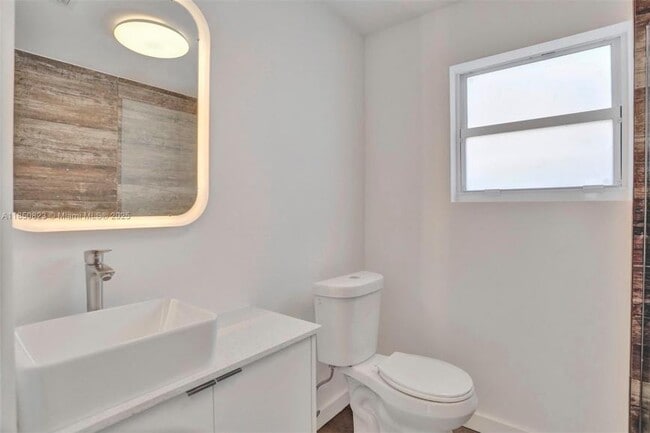 Building Photo - 2 bedroom in Hallandale FL 33009