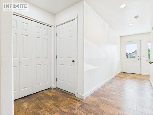 Building Photo - 935 Forestglen Dr
