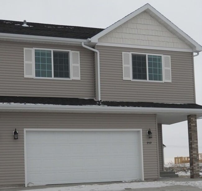 Building Photo - 3 Bed 3 Bath Twin Home