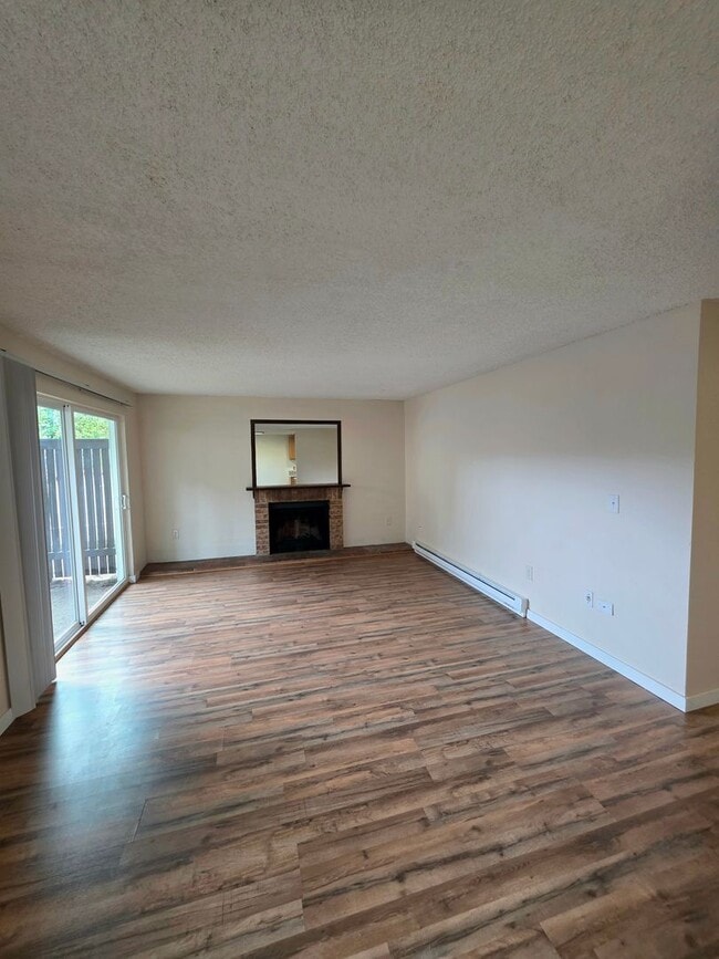 Building Photo - Renton Sunset Heights Condominiums - 2 bedroom 1 bathroom lower floor unit - Water, Sewer & Garba...