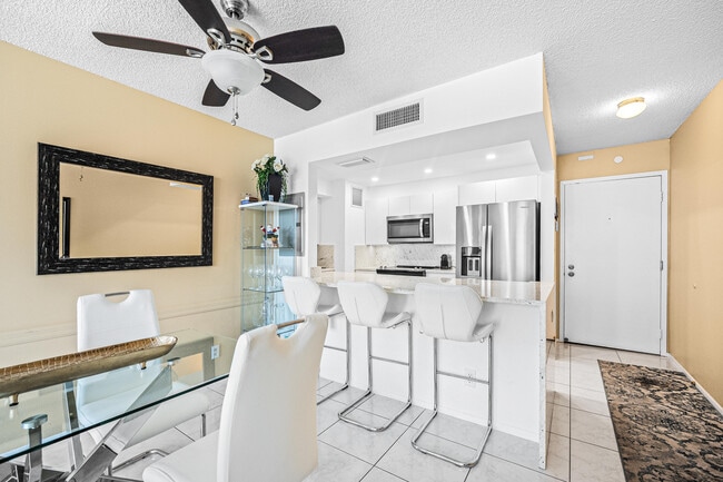 Building Photo - 525 N Ocean Blvd