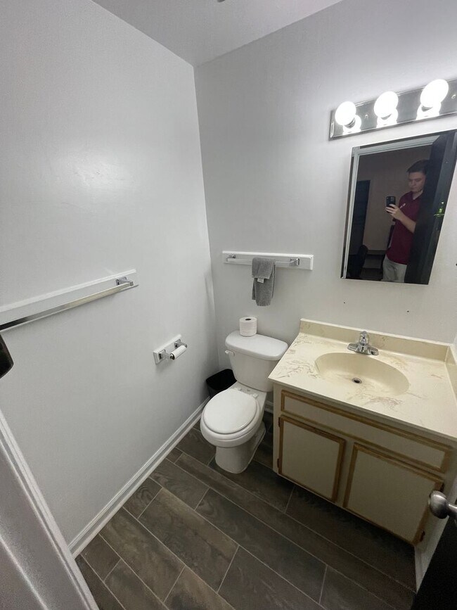 Building Photo - MOVE IN SPECIAL!! Super Cute 2 bedroom townhome!
