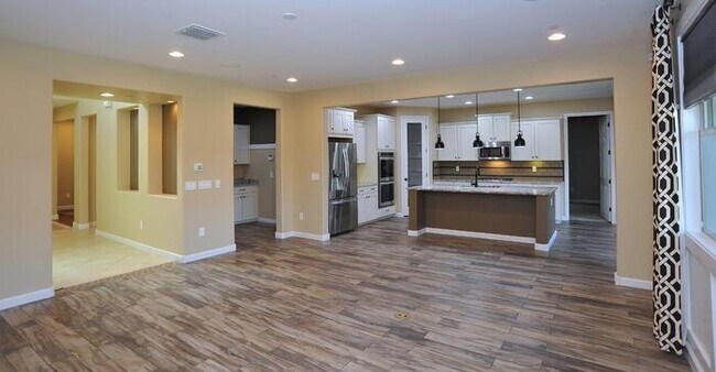 Building Photo - Stunning Executive Home (former model) in ...