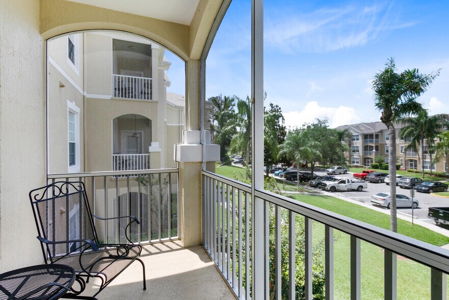 Building Photo - 2307 Silver Palm Dr