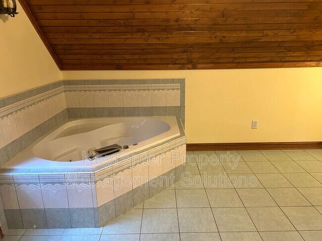 Building Photo - 33 Hodge Farm Ln