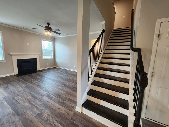 Building Photo - 5 Bedroom 3 Bath 2 Car Garage in Forsyth C...