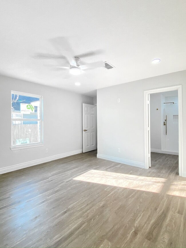 Building Photo - 810 Avenue D