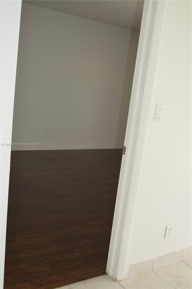 Building Photo - 303 Racquet Club Rd