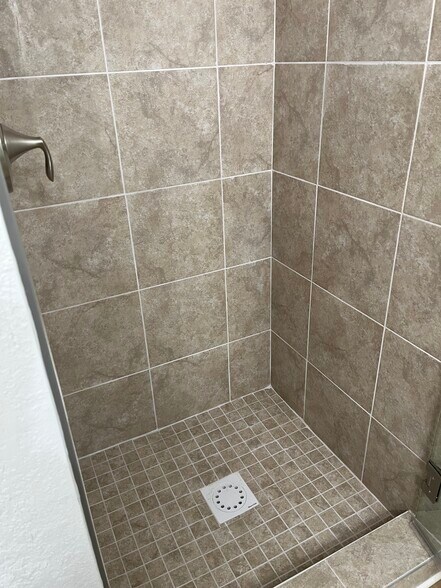 Primary Tiled Shower - 16251 Dublin Cir