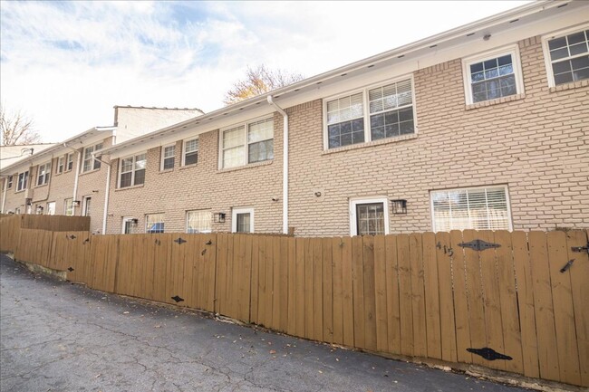 Building Photo - Bright & Stylish Townhome in Prime Atlanta...