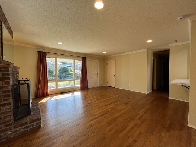 Building Photo - Classic Comfort: 3-Bed, 1.5-Bath Home with Covered Patio & Deck