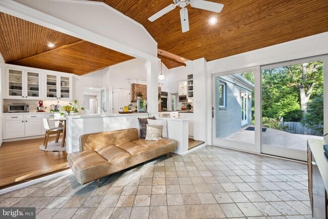 Building Photo - 6 Spring Hill Ct