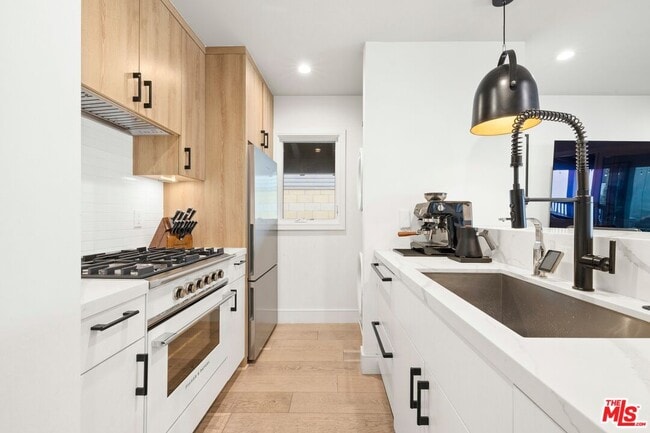 Building Photo - 637 Santa Clara Ave