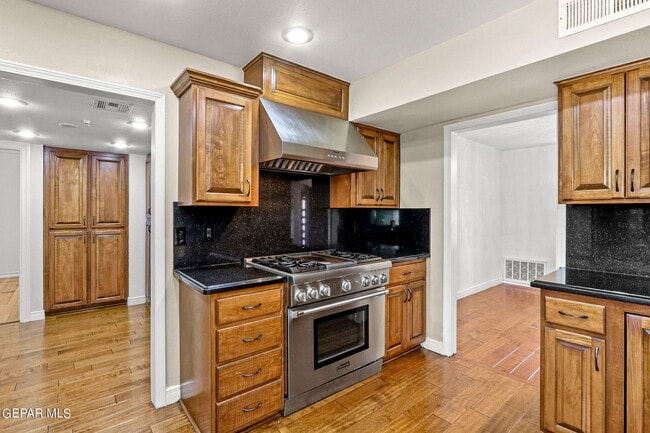 Building Photo - 5109 Memory Dr
