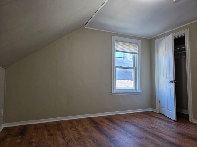 Building Photo - No Brokers Fee, In-Unit Laundry, Eat-in Kitchen, Large bedrooms, 3 Full Bathrooms