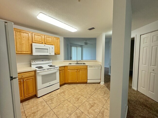 Building Photo - Las Palmas, one-bedroom first floor condo with garage!