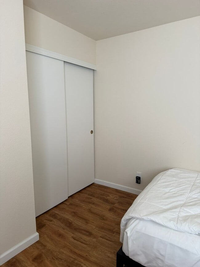 Building Photo - Beautiful 3 bed 3 bath townhome ready for move in!