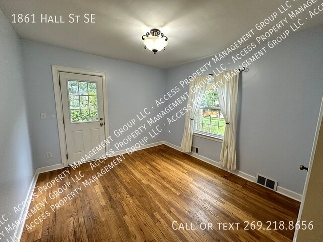 Building Photo - SE Side 3 Bedroom Home by East GR