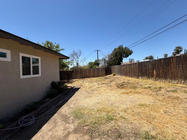 Building Photo - WoW! Newley Remodeled 3 BD 1 Ba house with a 1 Car Garage in East Bakersfield