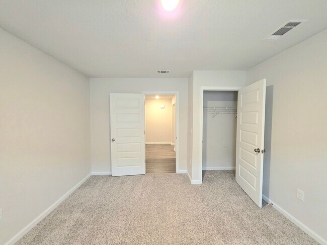 Building Photo - 4-Bedroom Home - Woodlands