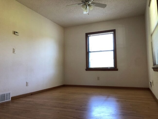 Building Photo - Spacious and Private 4-bed, 3-bath House in Desirable Highland Park Neighborhood of St. Paul!