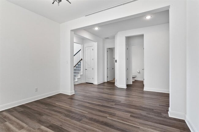 Building Photo - 724 Landing Ln