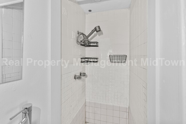 Building Photo - Charming studio 1-bathroom townhome in the...