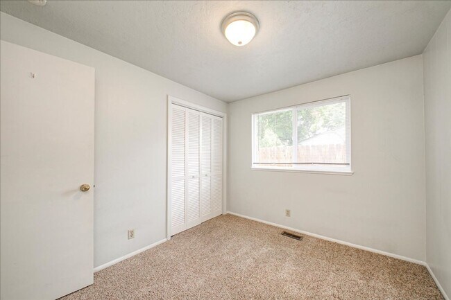 Building Photo - Desirable SE Boise Home Minutes From BSU!