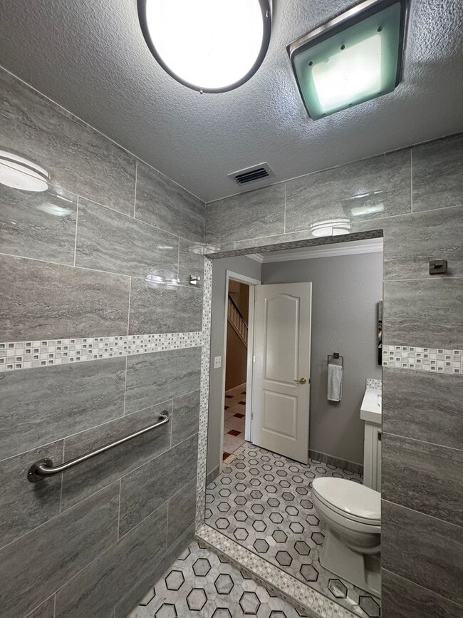 Building Photo - 1762 River Oaks Cir