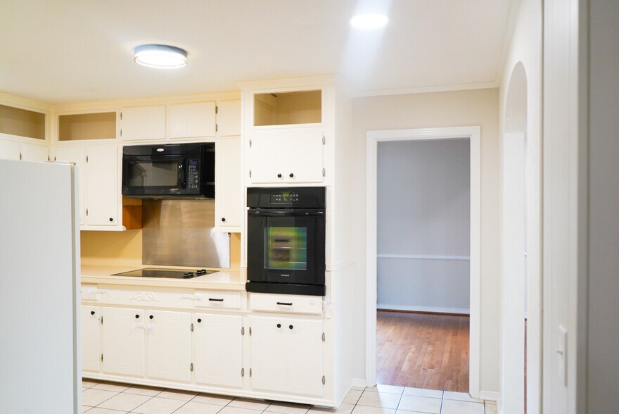 Kitchen - 735 Fisk Rd