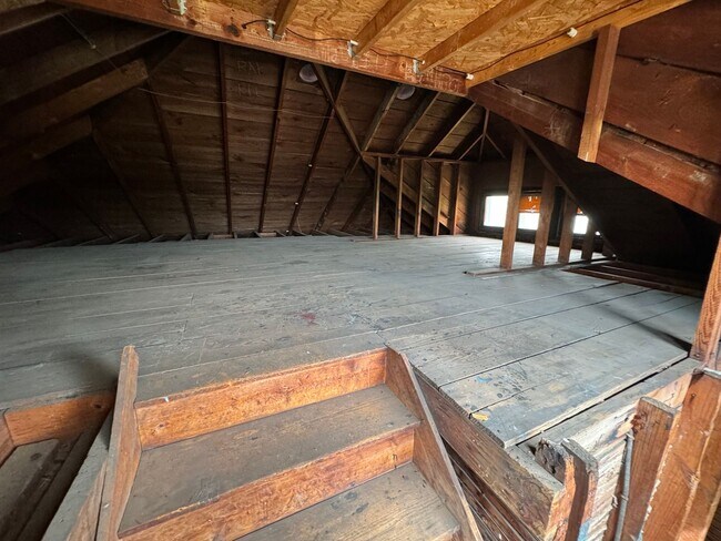 Building Photo - Newly updated 3 bd single fam house ( NO VOUCHERS)