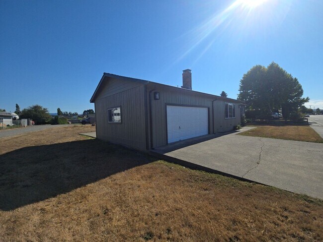 Building Photo - 3BD/2BA newly remodeled Kenwood Dr. Fortun...