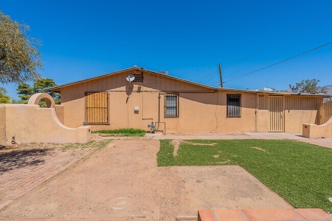 Building Photo - Spacious 4 bed 2 bath