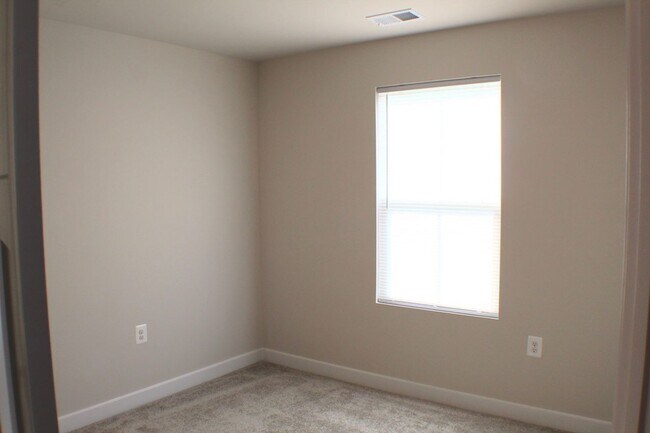 Building Photo - 109 S Peak Dr