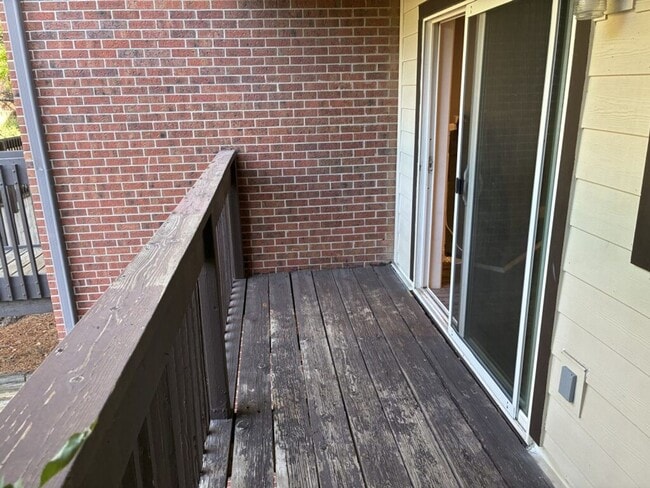 Building Photo - 1 Bedroom, 1 Bath Condo Available ASAP! Ve...