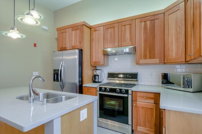 Building Photo - Completely Renovated Top Floor Unit in Victorian + Laundry in unit+ Contact for showing schedule!