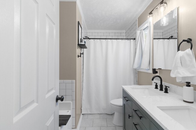 Building Photo - NEW LISTING!!!!!