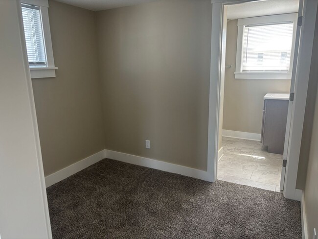 Building Photo - 3 Bedroom House