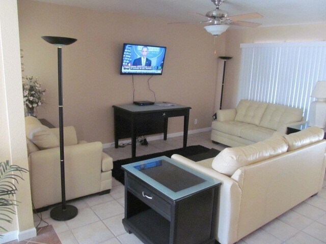 Building Photo - 2BR/2BA HOME W/ 2 CAR GARAGE AND COMMUNITY POOL