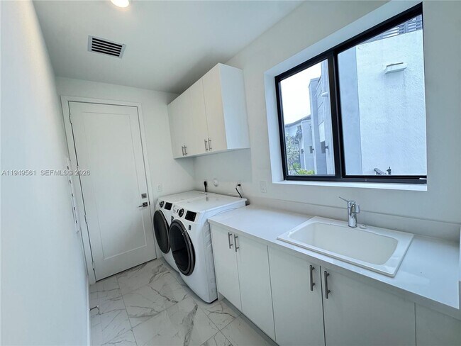 Building Photo - 19749 NE 16th Pl