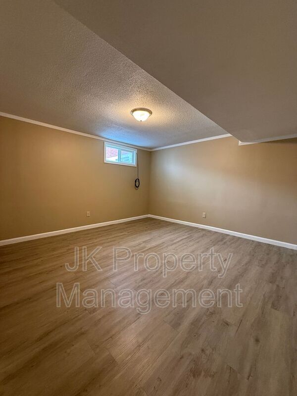 Building Photo - 528 21st Ave NE