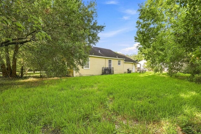 Building Photo - 1914 Oaklawn Dr