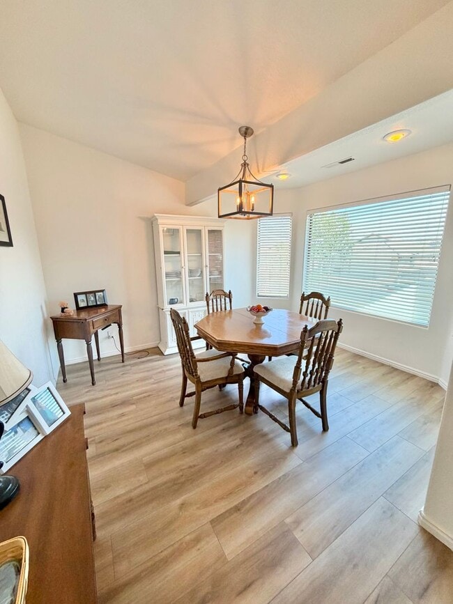 Building Photo - Short term rental available! 10-Month lease!!