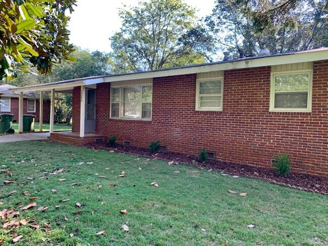 Building Photo - THREE BEDROOM/TWO BATH SPACIOUS RANCH - CO...