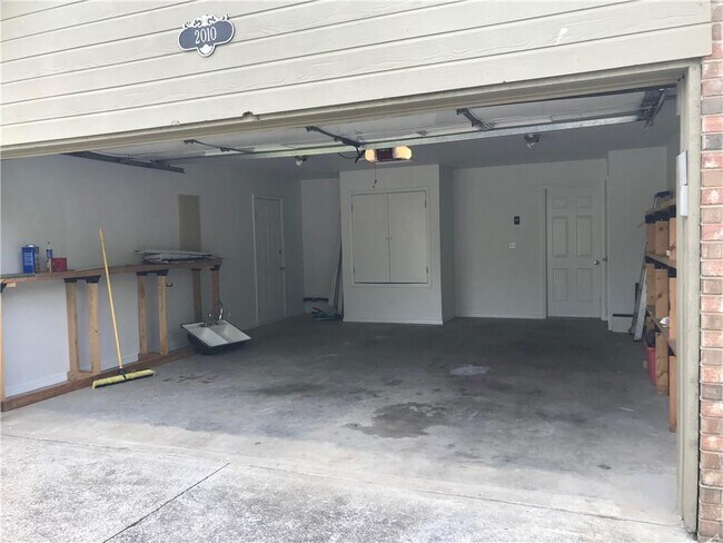 Building Photo - 2010 S Elm St