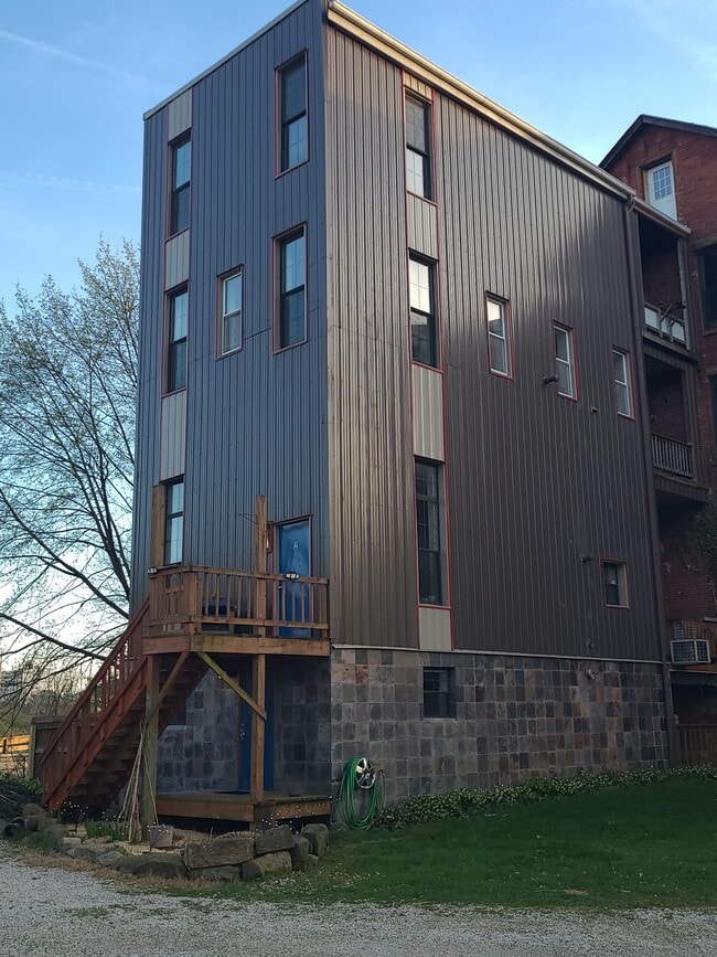 Building Photo - 277 Bluff St