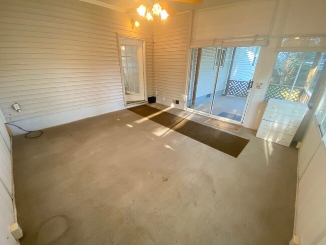Building Photo - For Lease - 2 Beds, 1 Bath,