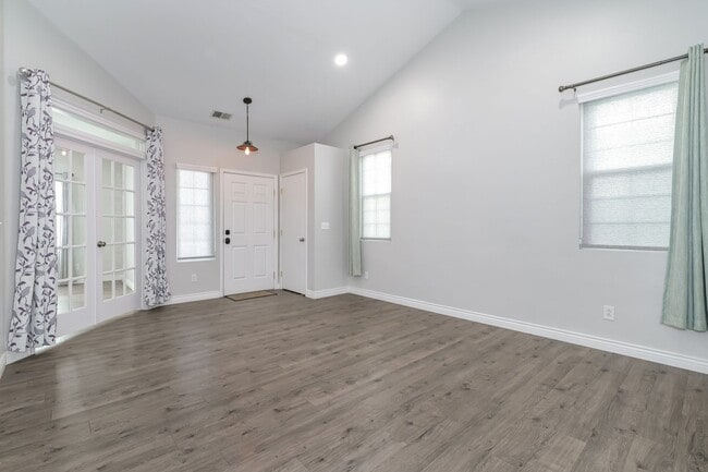 Building Photo - Bright & Airy 3 Bed/2 Bath with Attached Garage