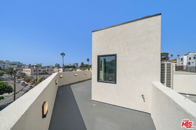 Building Photo - 257 S Park View St