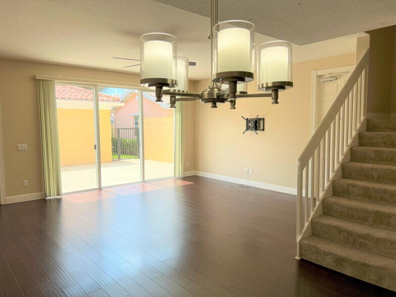 Building Photo - 3368 Greenway Dr